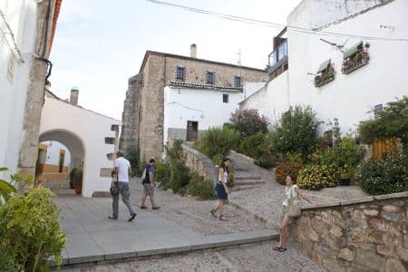 La ermita de San Antonio, en el solar de la antigua sinagoga, es uno de los reclamos de la judería. :: J. rey