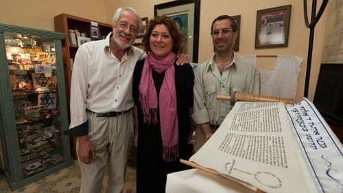 José Manuel, Beatriz y Juan junto a la valiosa reproducción del Cantar de los Cantares. Foto: Ruiz de Almodovar