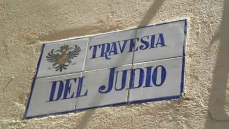 Los judios han dejado su huella en el patrimonio del país durante la España medieval. Según los historiadores, 200.000 judios por lo menos vivían en España antes de la expulsión de 1492.