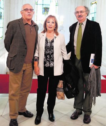 Los homenajeados Pío Serrano y Margalit Matitiahu posan junto a Antonio Colinas. / Almeida