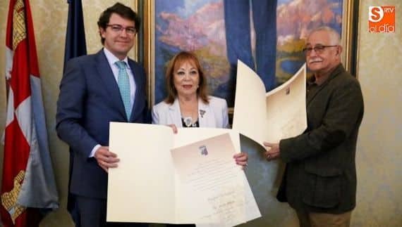El alcalde de Salamanca, Alfonso Fernández Mañueco, y los poetas Margalit Matitiahu, de Israel, y Pío E. Serrano, de Cuba