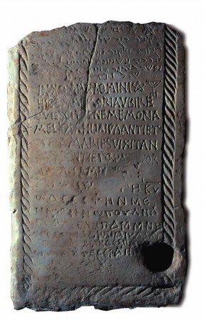 Lápida Triningüe de Tortosa (s.VI). Está grabada en hebreo, griego y latín. Está dedicada a una mujer llamada Meliosa.