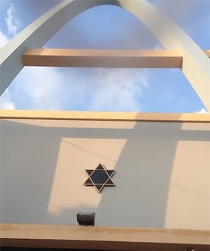 The famous arch of the Patronato synagogue has become a symbol of hope and resilience.