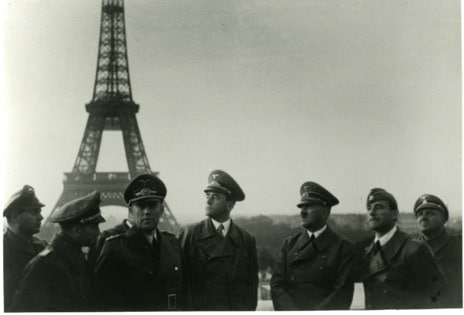 Adolf Hilter en París el 23 de junio de 1940, un día después de la firma del Armisticio. Le acompañan el arquitecto Albert Speer (a su derecha) y el escultor Arno Breker (centro)./ MUSÉE DU GÉNÉRAL LECLERC-COLL.WEIL.