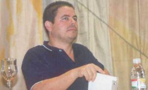 Antonio Muñoz Ballesta. Mazarrón, España 1967. Licenciado en Derecho y en Filosofía por la Universidad de Murcia. Letrado y profesor de filosofía.