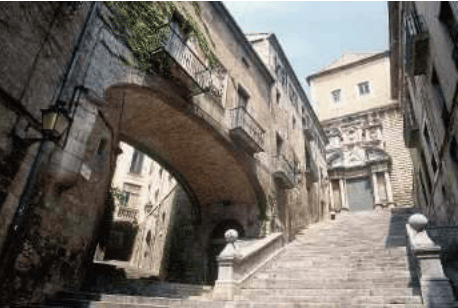 Quartier juif de Gérone, en Catalogne. La ville conserve de nombreuses traces de la communauté juive, et l’on peut y visiter son Musée d’histoire des juifs.