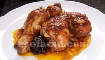 pollo_horneado_ciruelas_pasas_piniones