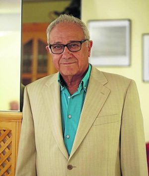 Abraham Haim posa en el interior del hotel Rona Dalba antes de impartir su ponencia. / ALMEIDA