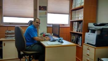 David Benhamu Jimenez en su ofisina en la embasada espanyola.