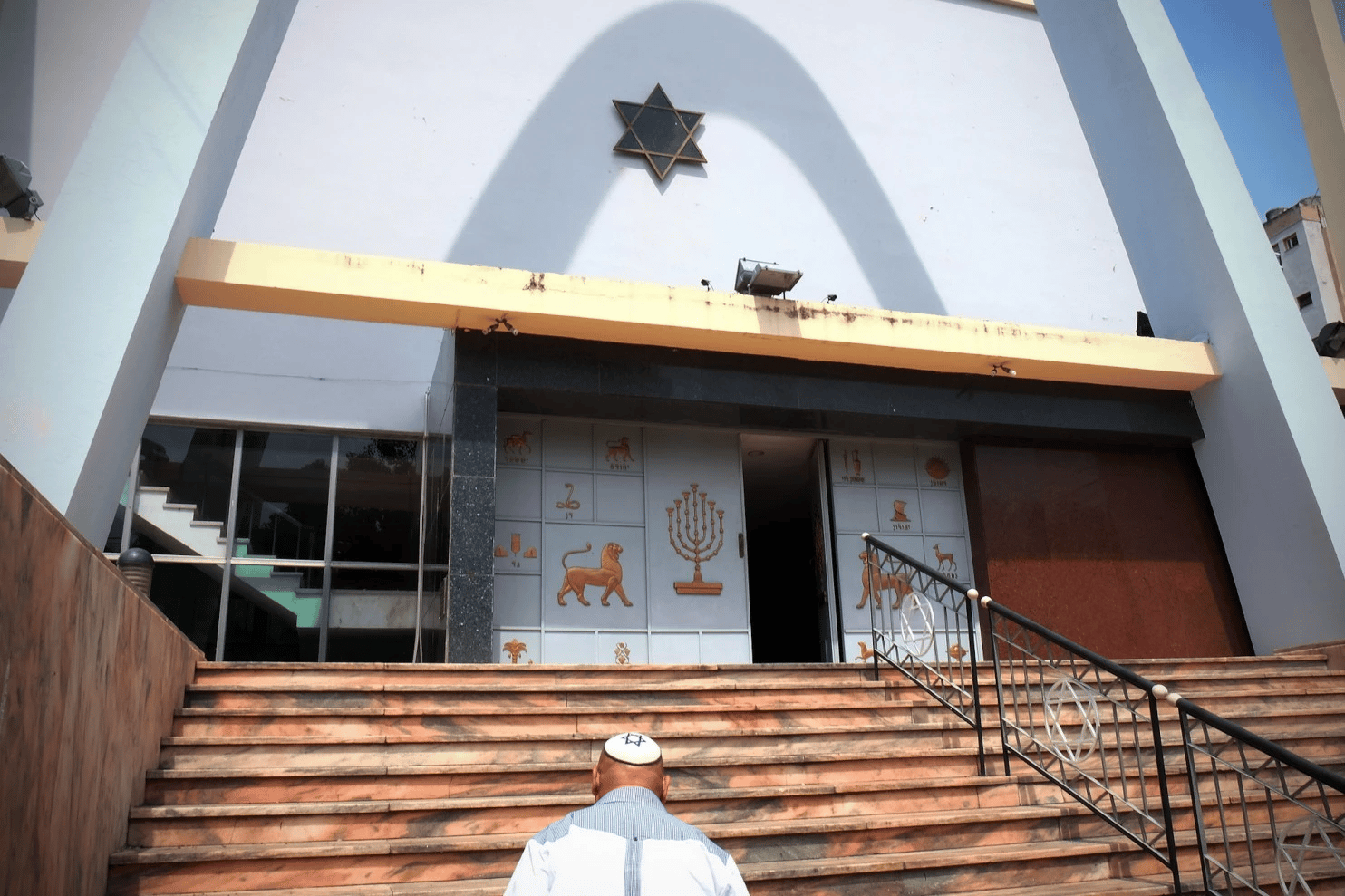 A member of the Jewish community arrives at the Beth Shalom synagogue, Sept. 26, 2015, Havana. (Jonathan Alpeyrie)