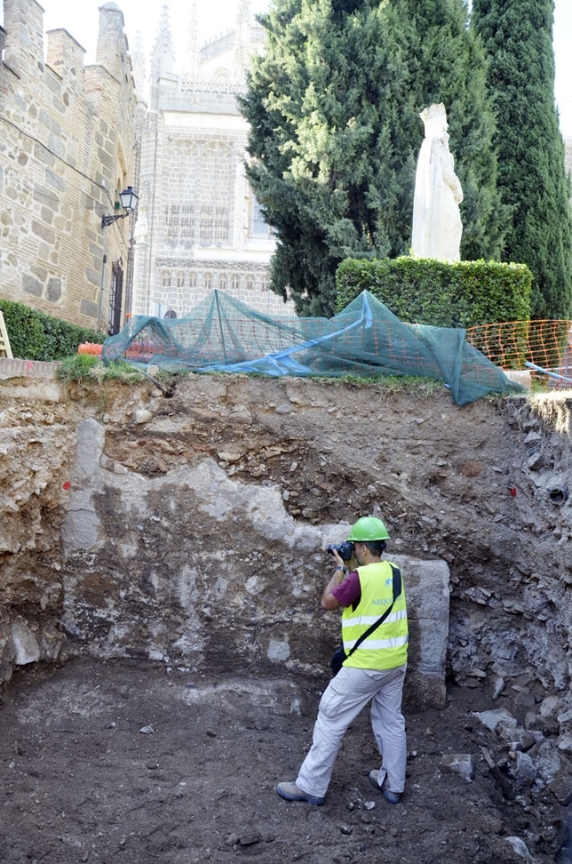 Un tesoro escondido a manera de muralla a los pies de Isabel 'La Católica'. /