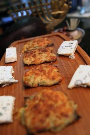 Cuchara de berenjena con queso parmesano, un delicioso entrante de la cocina sefardí. Roberto Koltún el Nuevo Herald