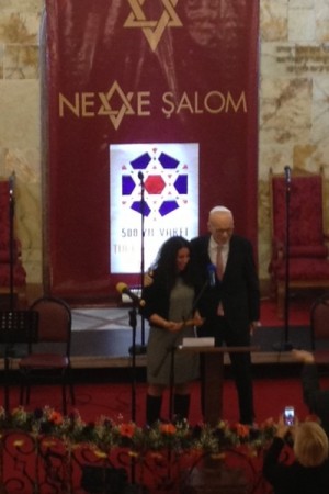 Albert Samuel entregando la megila a la direktrisa de el muzeo , Lisya İşman