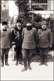 Djemal Pasha kon sus ayudantes, en Palestina