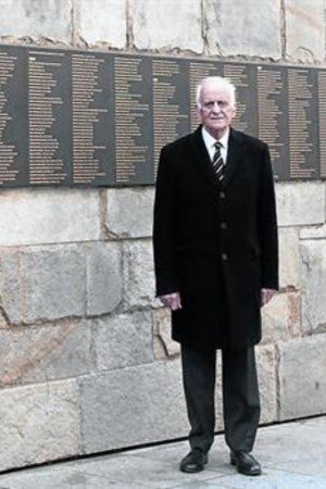 Isaac Revah, frente al Muro de los Justos del Memorial de la Shoa de París. 