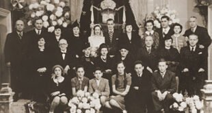 Los novios Laura Uziel y Saul Amarillo (centro) posan junto con sus familiares durante su boda. Salónica, Grecia, 1938. — US Holocaust Memorial Museum