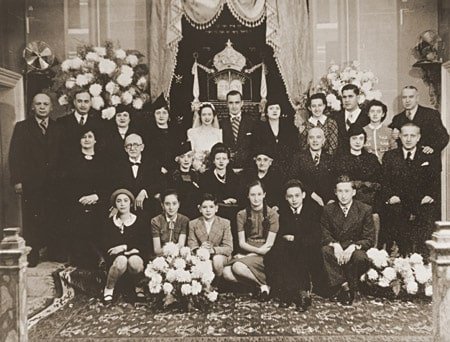 Los novios Laura Uziel y Saul Amarillo (centro) posan junto con sus familiares durante su boda. Salónica, Grecia, 1938.  — US Holocaust Memorial Museum