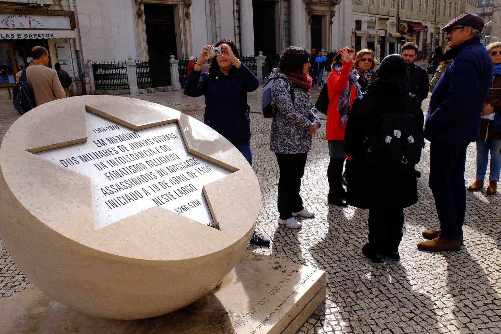 Lisboa-05/03/2016-Percurso a p pela Lisboa Judaica, uma organizao da empresa Oui Go Lisbon. Largo da Igreja de So Domingod. (Paulo Spranger/Global Imagens)