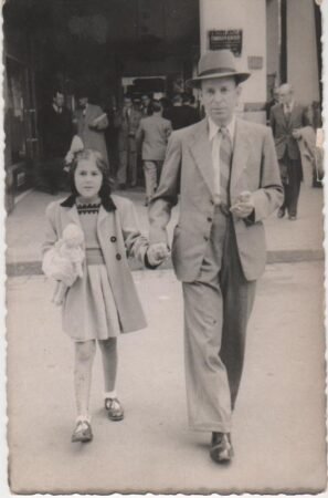 Une fille et son père sur le Boulevard de la Gare à Casablanca