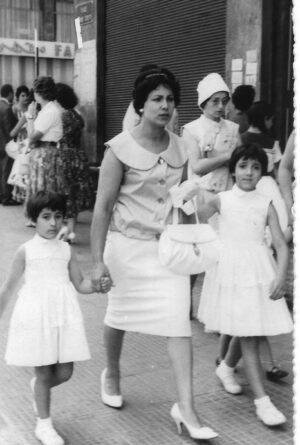 Une mère en compagnie de sa fille au boulevard de la gare à Casablanca