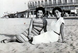 Deux jeunes filles à la plage de Mazagan
