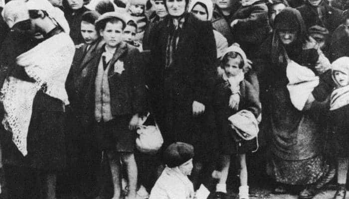 ADN-ZB Das faschistische Konzentrationslager Auschwitz Eine Gruppe Juden aus Ungarn nach der Ankunft in Auschwitz im Sommer 1944.