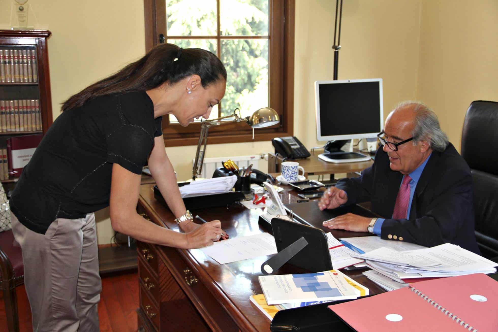 Una mujer sefardí firma el certificado de nacionalidad española en el consulado español de Estambul (Turquía). ILYA U. TOPPER EFE