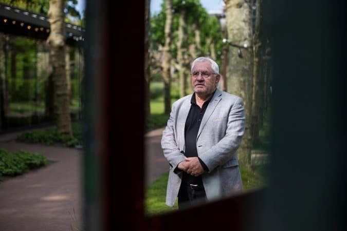 Jacques Grishaver, u judío que nació en 1942, es el presidente del Comité Auschwitz, el cual luchó durante diez años para construir un muro conmemorativo. Credit Ilvy Njiokiktjien para The New York Times