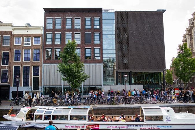 La casa de Ana Frank en Ámsterdam, vista desde el otro lado del canal. Credit Ilvy Njiokiktjien para The New York Times