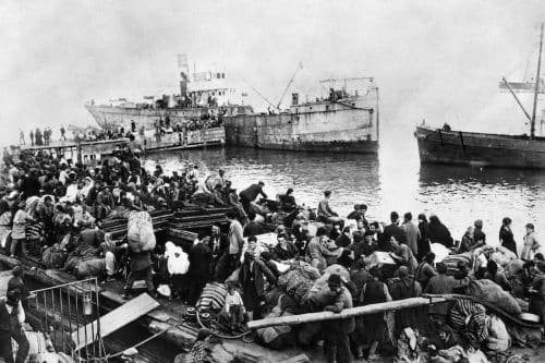 Thousands of local Greeks fleeing by sea from Smyrna (Izmir), Turkey, driven out by the armies of Mustafa Kemal (Ataturk). (Photo by Topical Press Agency/Getty Images)