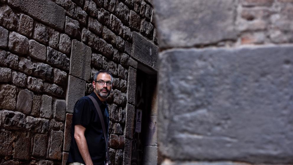 Vestigios. Manel Forcano, en el Palau del Lloctinent, donde hay diez fragmentos de lápidas del cementerio hebreo de Montjuïc (Àlex Garcia)