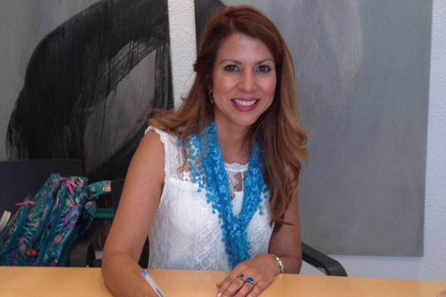 Jessica Duarte Zaragoza firma su acta de sefardí en un notario.Heraldo
