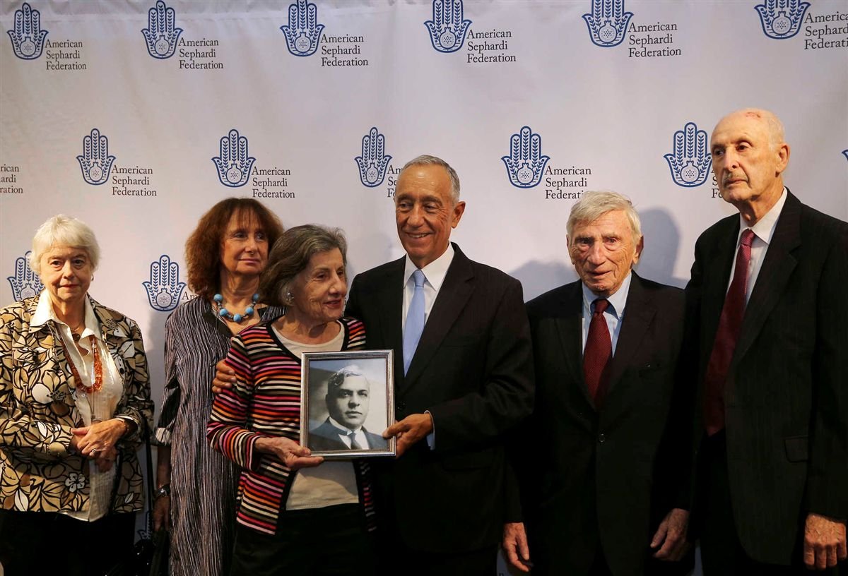 Marcelo Rebelo de Sousa com familiares de Aristides de Sousa Mendes durante uma visita a uma exposição sobre o cônsul português no Center for Jewish History, em Nova Iorque  |  NUNO VEIGA/LUSA