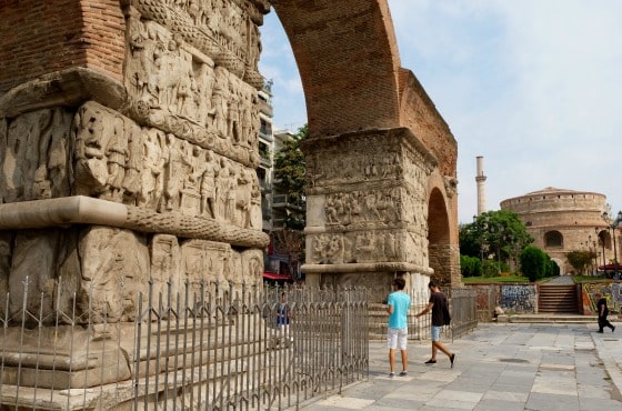 Restos del Arco de Galerio y Mausoleo, al fondo. Tesalónica fue capital del Imperio Romano de Oriente durante cuatro años/ Foto: F. López-Seivane