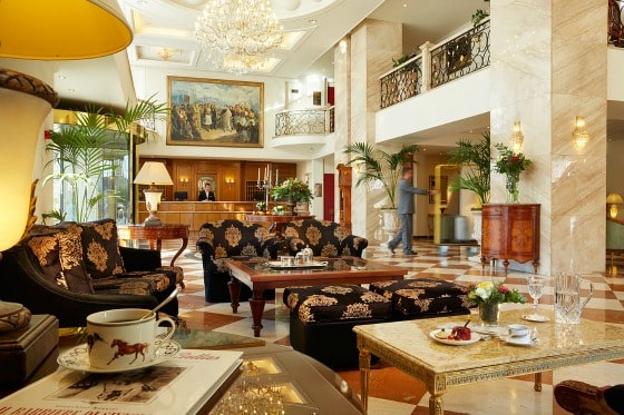 Elegante y acogedor lobby del hotel Mediterranean Palace.