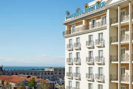 Fachada del hotel Mediterranean Palace, con el primer edificio de cemento armado que construyeron los sefardíes en Tesalónica al fondo.