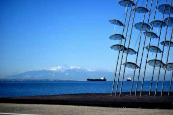 Espectacular vista de los ‘paraguas’ del paseo Marítimo con el telón de fondo del Monte Olimpo nevado/ Foto: Turismo de Grecia