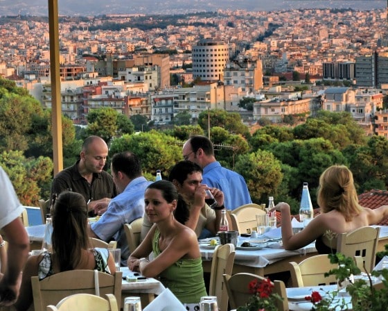 Cena ala ire libre en la Acrópolis, con magníficas vistas de la ciudad/ Foto: Turismo de Grecia.