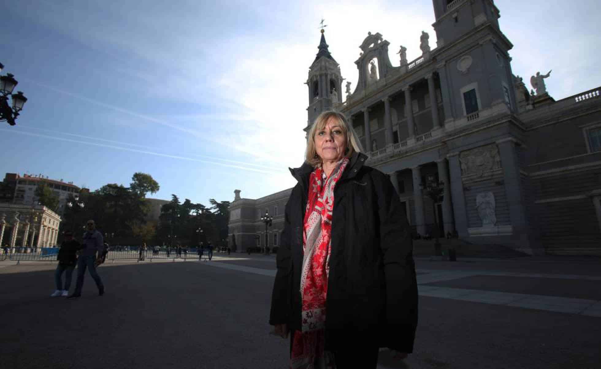 La arqueóloga Esther Andreu, ante la Catedral de la Almudena. ÁLVARO GARCÍA