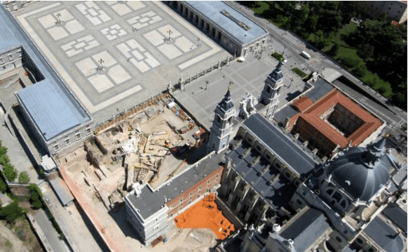 Zona excavada donde estuvo la judería madrileña. FOTO: ARQUEOMEDIA / VÍDEO: JAIME CASAL