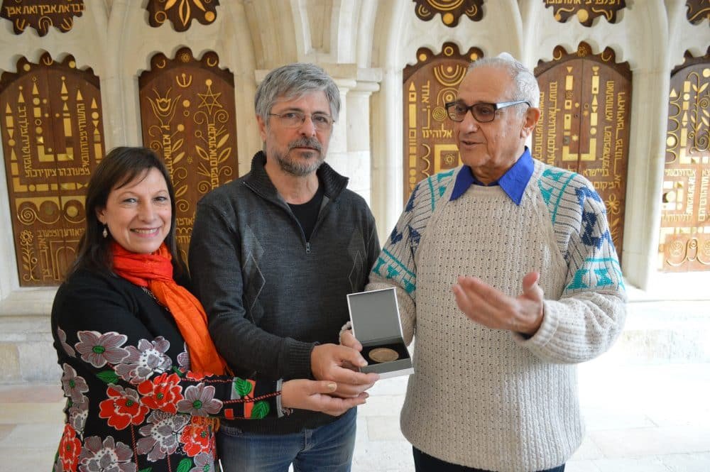 Liliana y Marcelo Benveniste junto a Abraham Haim