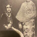 Rebecca Amato Levy y amiga