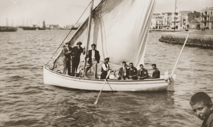 Jóvenes judíos disfrutando de un paseo en velero en el puerto de Tesalónica, 1929. Crédito: Museo Conmemorativo del Holocausto de los Estados Unidos