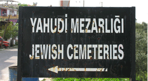 El cartel del cementerio judío. (Foto por Nevzat Tufekci)