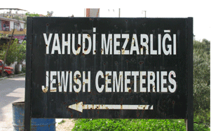 El cartel del cementerio judío. (Foto por Nevzat Tufekci)