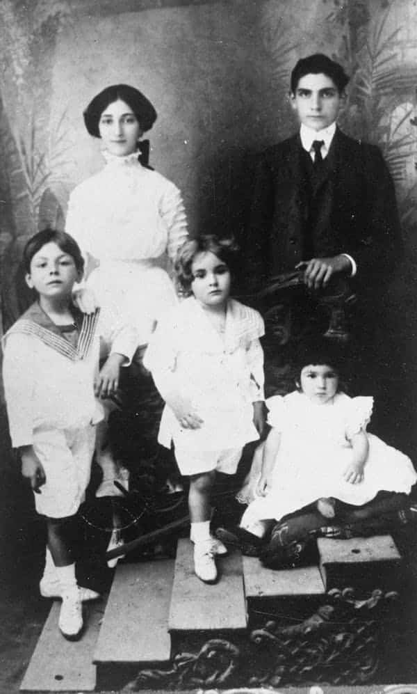 Una de las prósperas familias judías de Salónica, los Salem, en 1909: Esther y Jacques, atrás; Karsa, Michael y Adolphe, al frente. De Family Papers: A Sephardic Journey Through the Twentieth Century, publicado por Farrar, Straus y Giroux