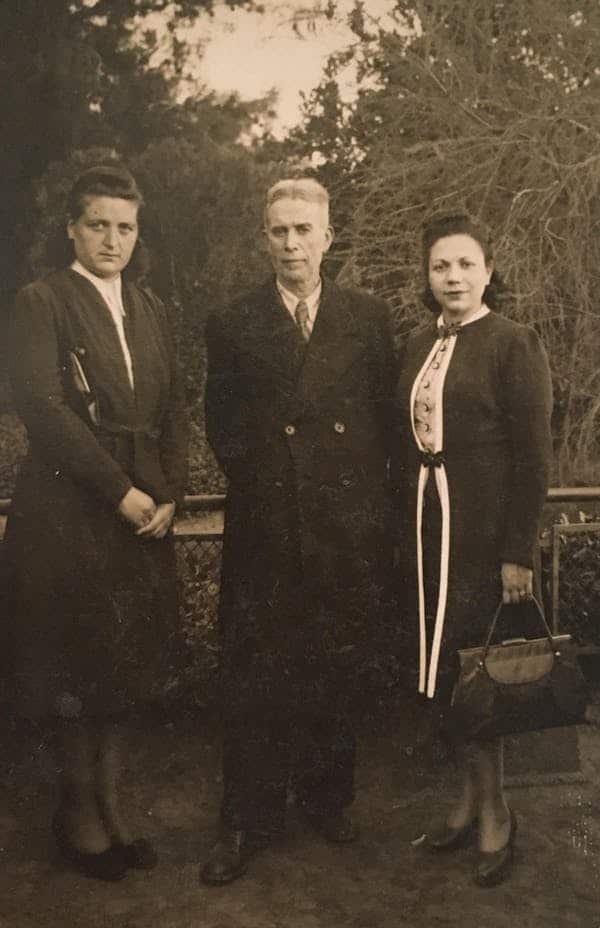 La esposa de Vitaly Hasson, Regina Hasson, su padre, Aron Hasson y su hermana, Julie (de soltera Hasson) Sarfatti, 1946 en Salónica. De Papeles de familia: un viaje sefardí a través del siglo XX, Farrar, Straus y Giroux