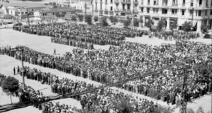 Los aproximadamente 7.000 hombres judíos a los que se ordenó registrarse para trabajos forzados se reúnen en Liberty Square en la Salónica ocupada por los alemanes, Grecia, julio de 1942. Museo Conmemorativo del Holocausto de EE. UU., de los Archivos Federales de Alemania