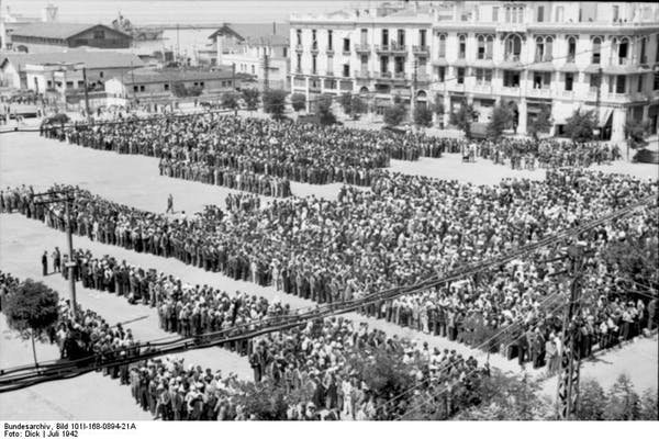 Los aproximadamente 7.000 hombres judíos a los que se ordenó registrarse para trabajos forzados se reúnen en Liberty Square en la Salónica ocupada por los alemanes, Grecia, julio de 1942. Museo Conmemorativo del Holocausto de EE. UU., de los Archivos Federales de Alemania