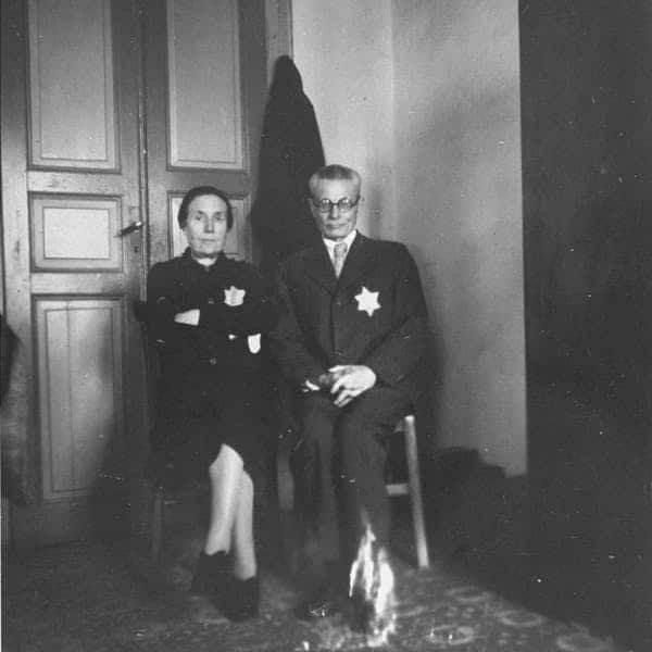 Pareja judía griega con la estrella amarilla posando en su apartamento en Salónica, 1942 o 1943. Museo Conmemorativo del Holocausto de EE. UU.